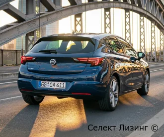 Opel Astra — вид сзади
