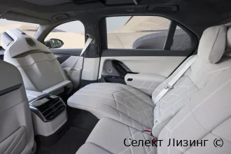 BMW 7 серии салон сзади