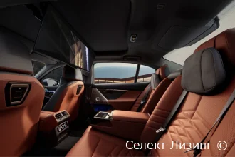 Премиальная зона пассажиров с экраном Theatre Screen в BMW i5 салон сзади BMW i5 салон сзади