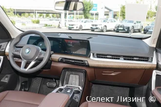 Цифровая панель мультимедиа в интерьере BMW iX1 салон BMW iX1 салон