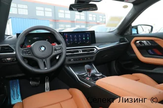 Цифровая приборная панель и спортивный кокпит BMW M2 G87 салон BMW M2 G87 салон