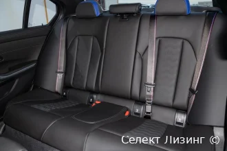 Задний ряд сидений спортивного седана BMW M3 G80 салон BMW M3 G80 салон