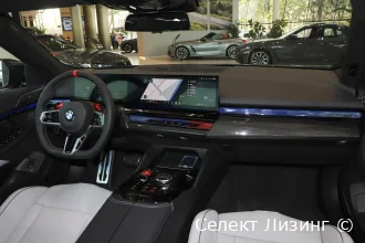 Цифровая приборная панель и спортивный кокпит BMW M5 G90 салон BMW M5 G90 салон