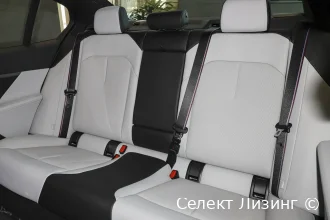Задний ряд сидений спортивного седана BMW M5 G90 BMW M5 G90 задний ряд сидений