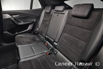 BMW X2 U10 — задний ряд сидений BMW X2 U10 — задний ряд сидений